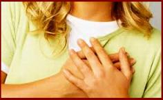 mujer toc�ndose el pecho